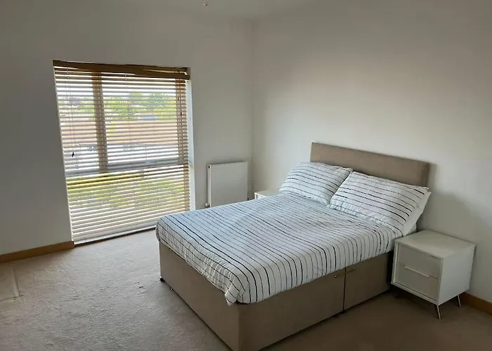 Modern 2 Bed Flat With Balcony