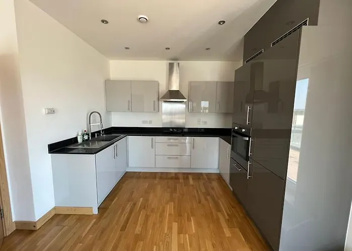 Modern 2 Bed Flat With Balcony