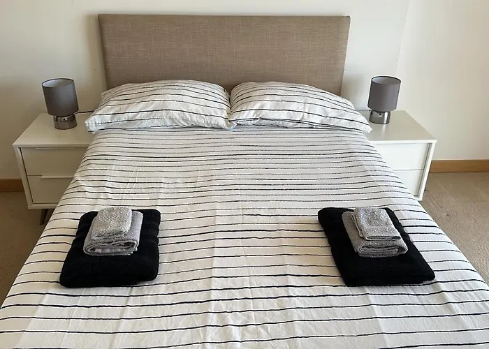 Modern 2 Bed Flat With Balcony