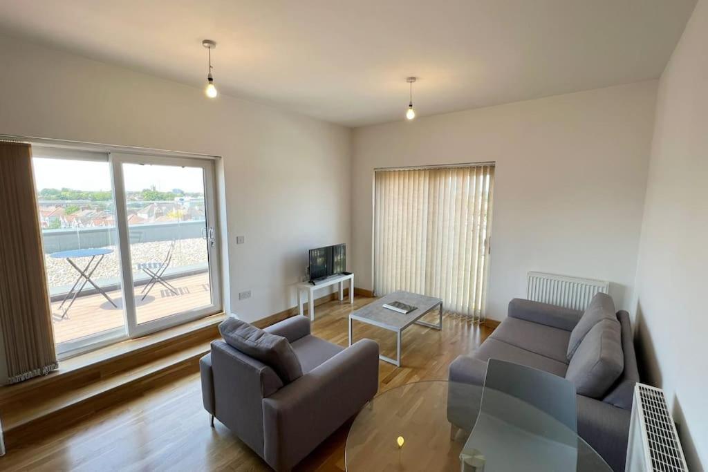 Modern 2 Bed Flat With Balcony *