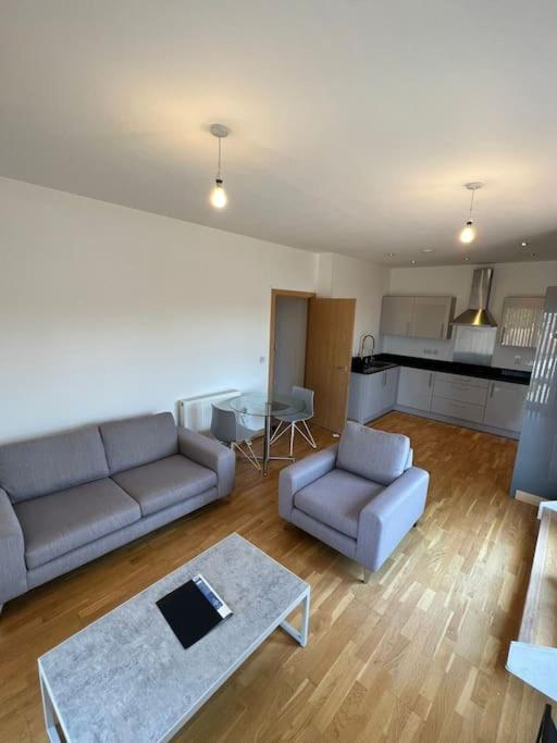 Modern 2 Bed Flat With Balcony Southend-on-Sea