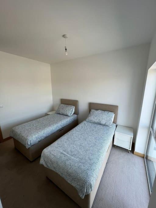 Modern 2 Bed Flat With Balcony Apartment *