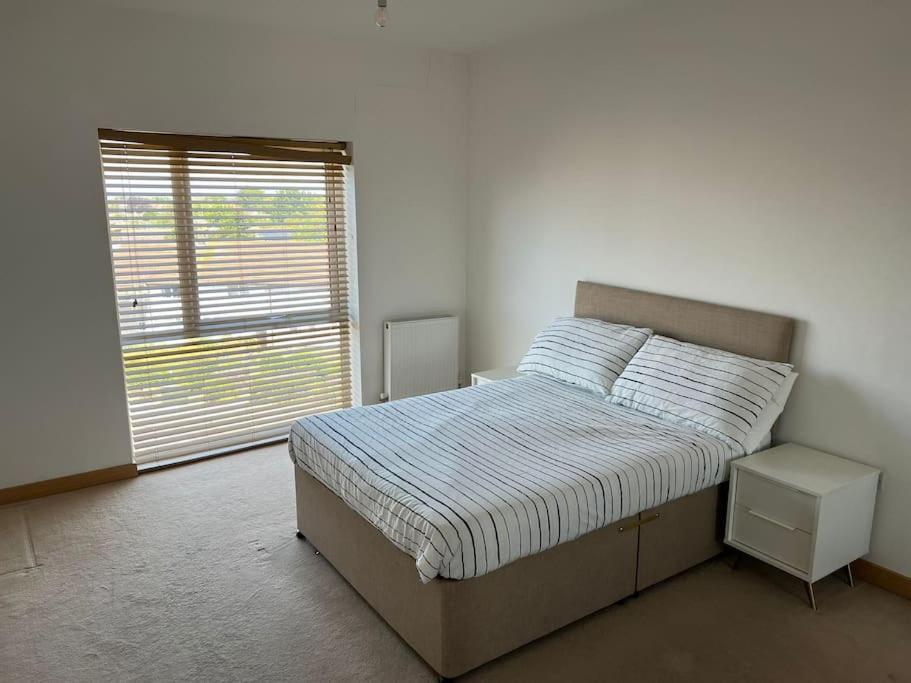 Apartment Modern 2 Bed Flat With Balcony *