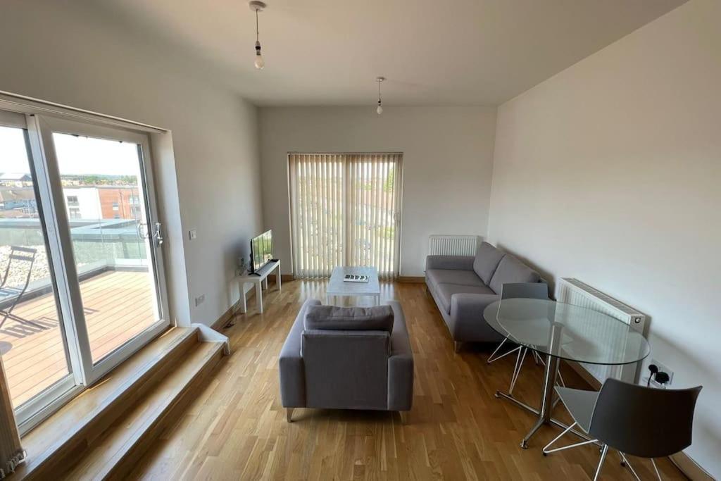 Apartment Modern 2 Bed Flat With Balcony