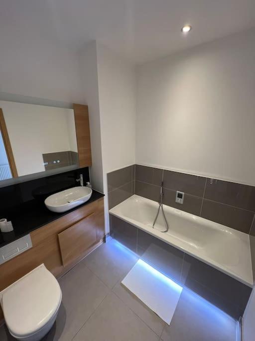 Apartment Modern 2 Bed Flat With Balcony *
