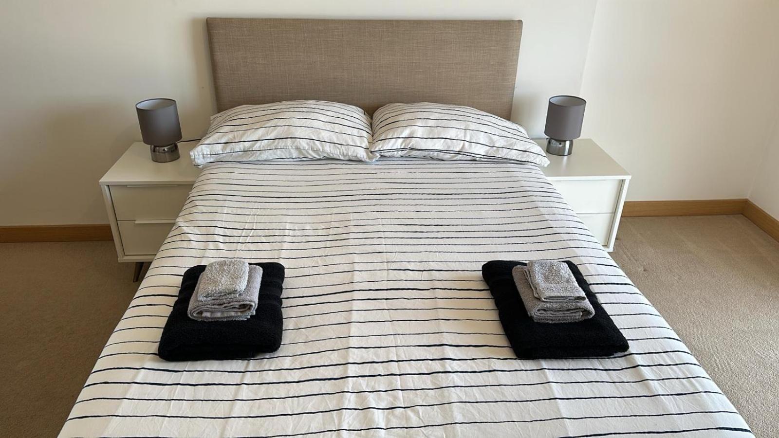 Modern 2 Bed Flat With Balcony