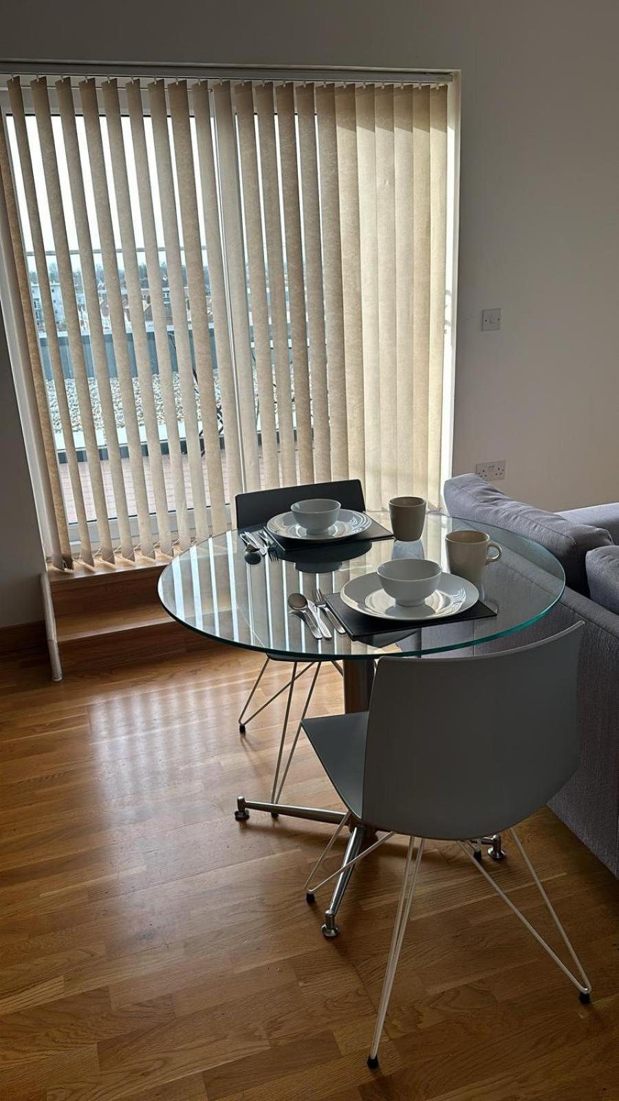 Modern 2 Bed Flat With Balcony